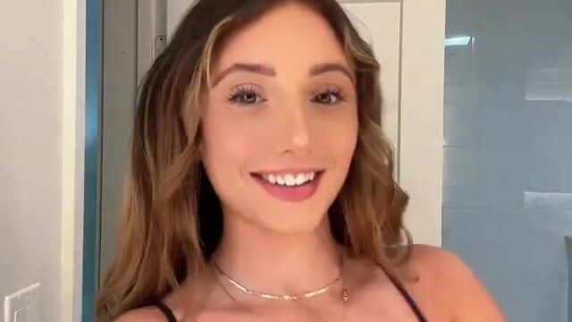 Gianna White Aka GiannaWhitexo Nude Shows Off Her Big Tits